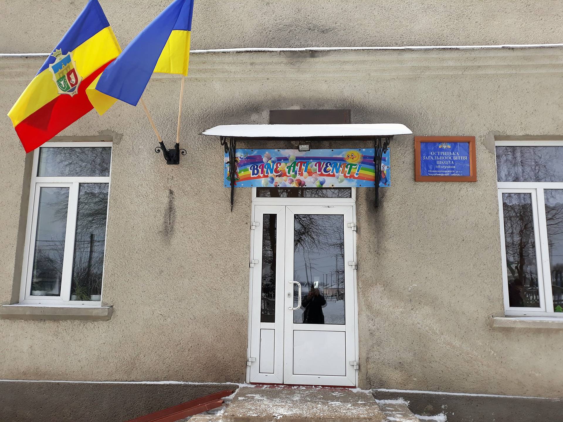 Profesori din Bacău au dus cărți la școlile românești din Cernăuți. De ce sunt școlile românești păzite de jandarmi