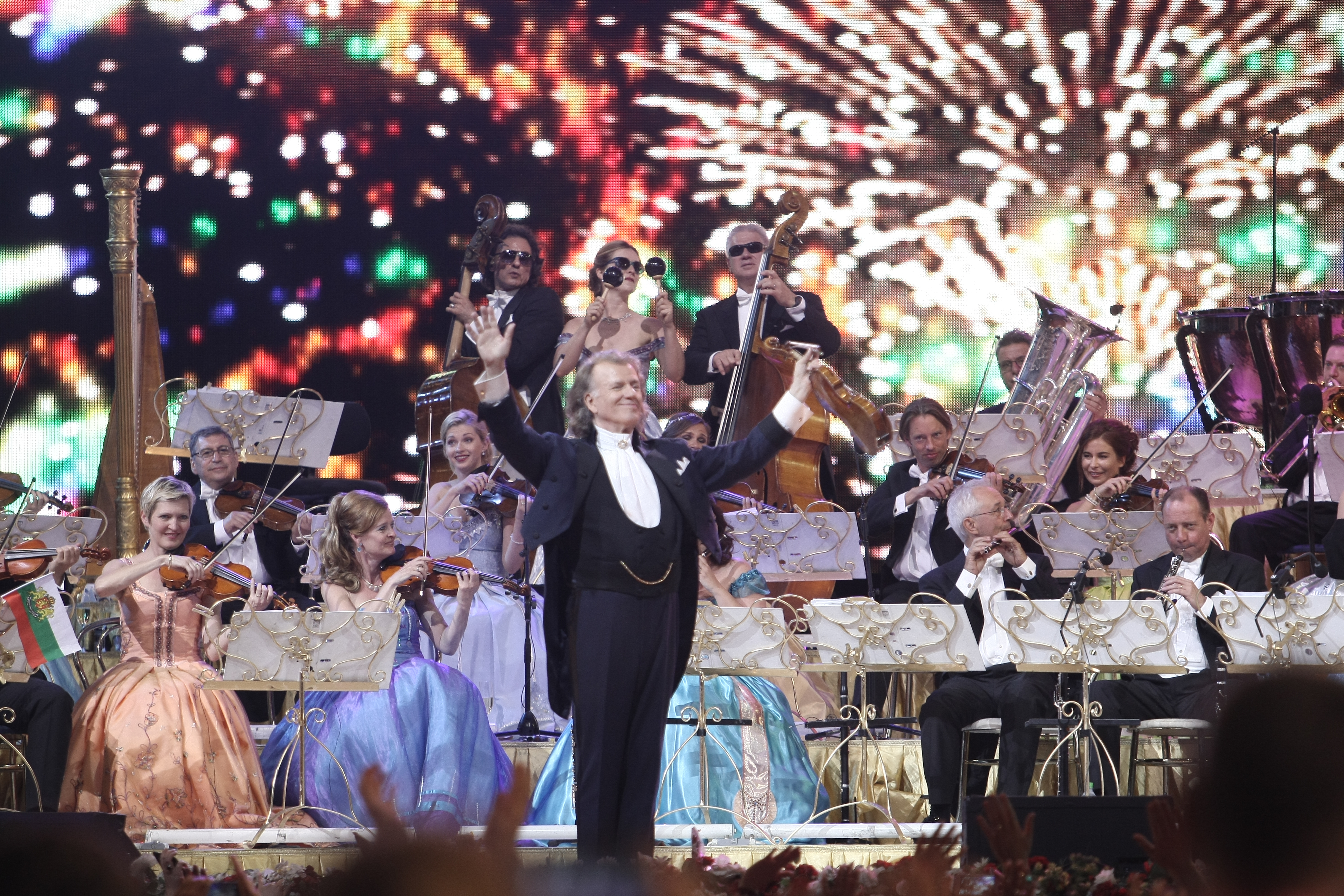 André Rieu a făcut show în în Piaţa Constituţiei. A cântat ”Ciobănaş cu trei sute de oi” | FOTO