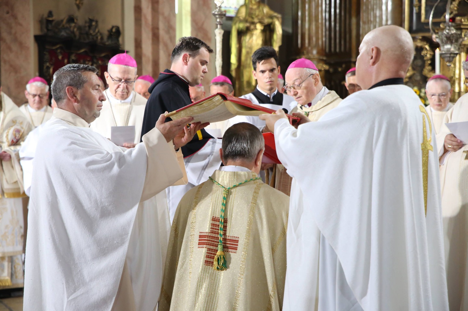 FOTO/ Ceremonie impresionantă în Piața Unirii din Timișoara. A fost instalat noul episcop romano-catolic