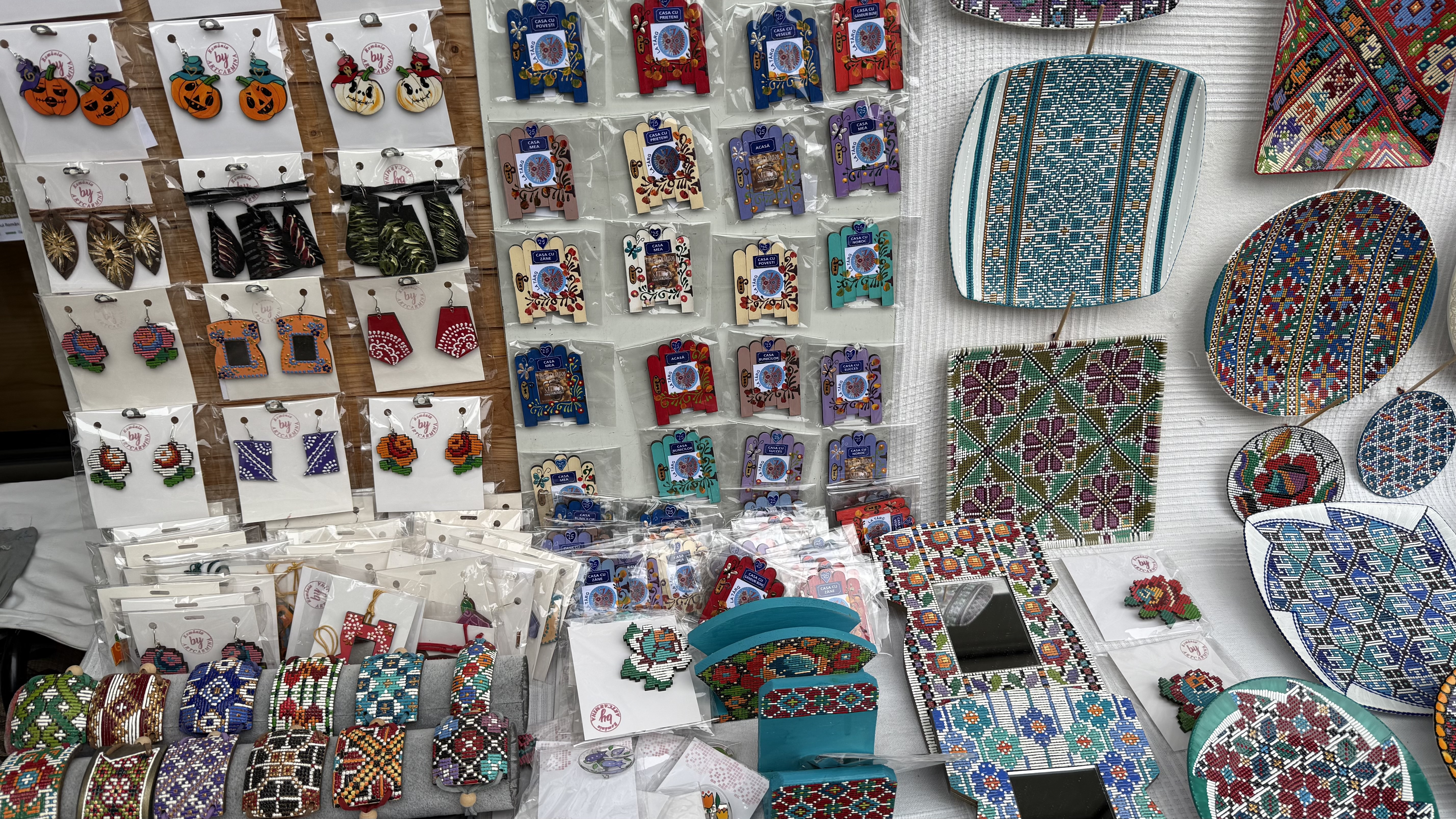 „Esență de Românie într-o farfurie”. Peter Brâncoveanu și broderiile pictate pe ceramică: „50 de lei sau 10 euro! Am și Revolut”
