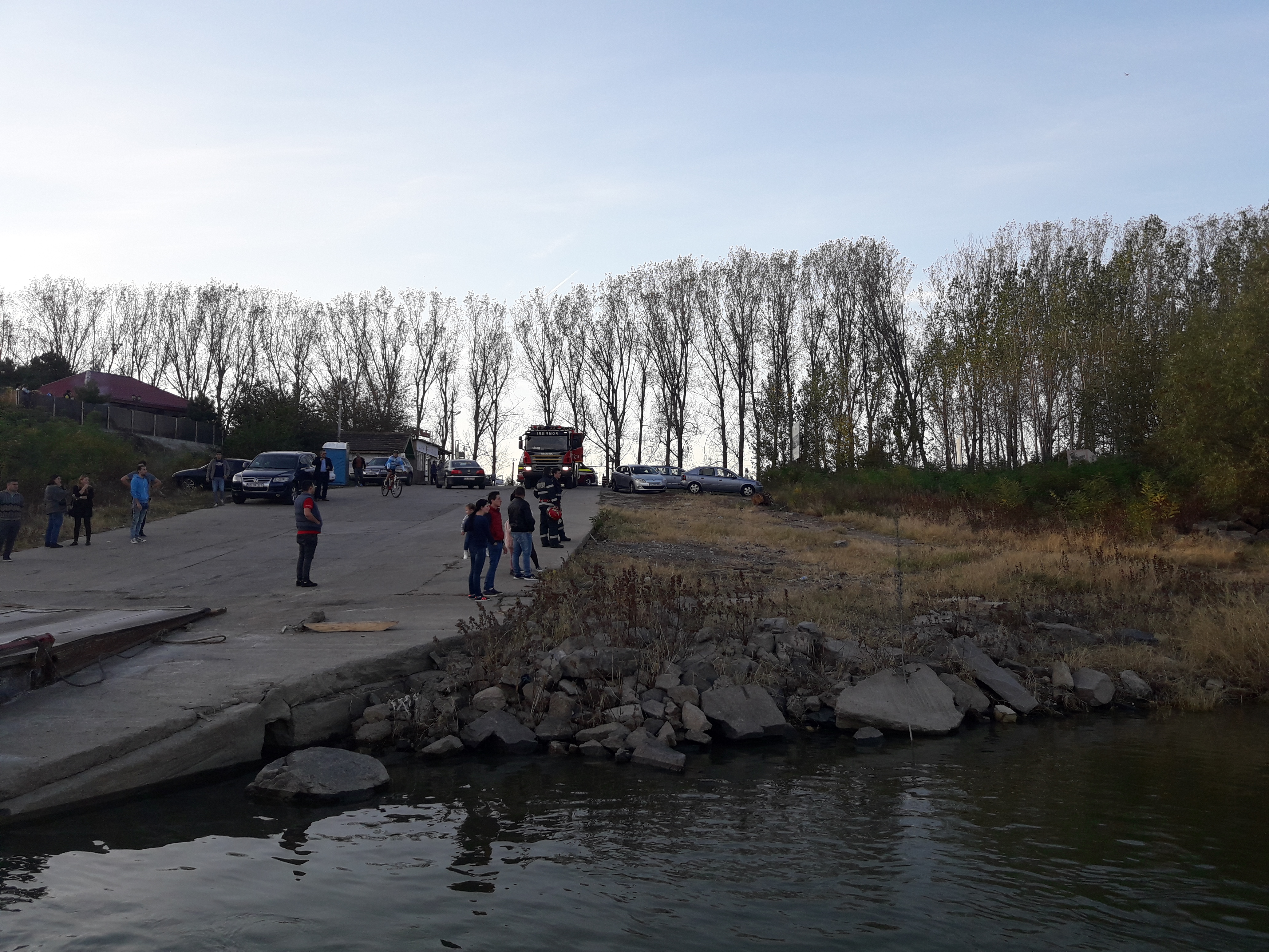 FOTO&VIDEO/ O autocisternă a căzut în Dunăre, la Călărași