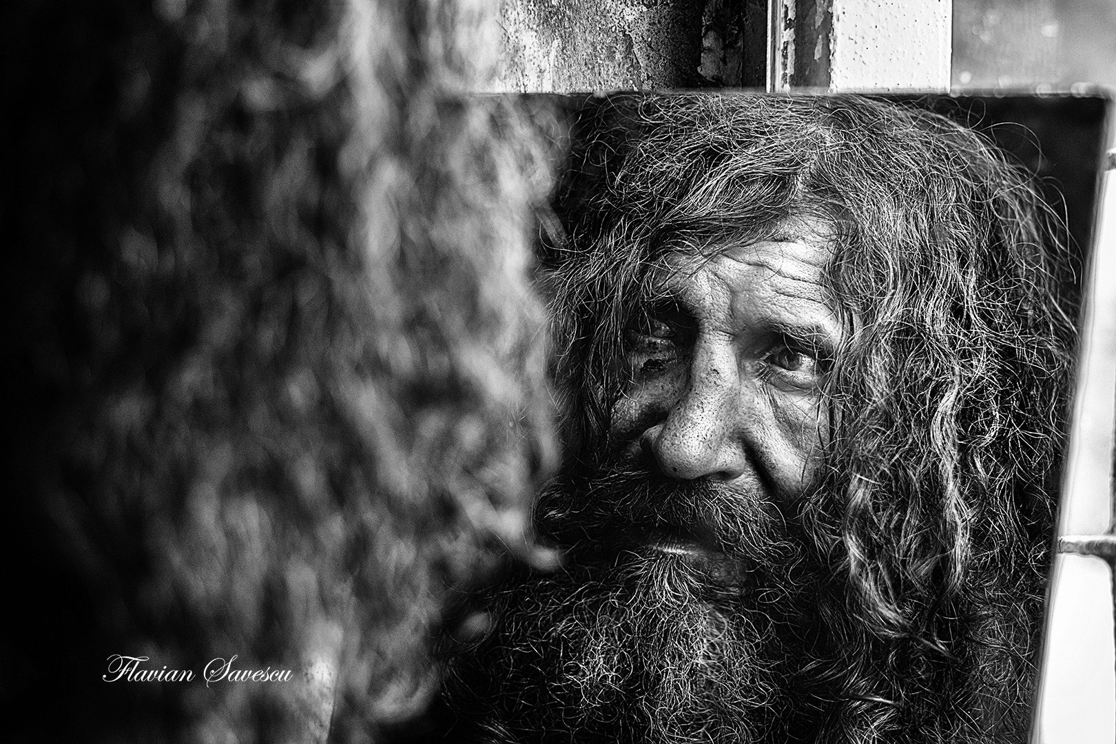 REPORTAJ/Povestea lui Juju, filosoful homeless din Anina: "Eu sunt fericit. Ştii cum a murit Tolstoi? Sărac. Şi în frig“|FOTO
