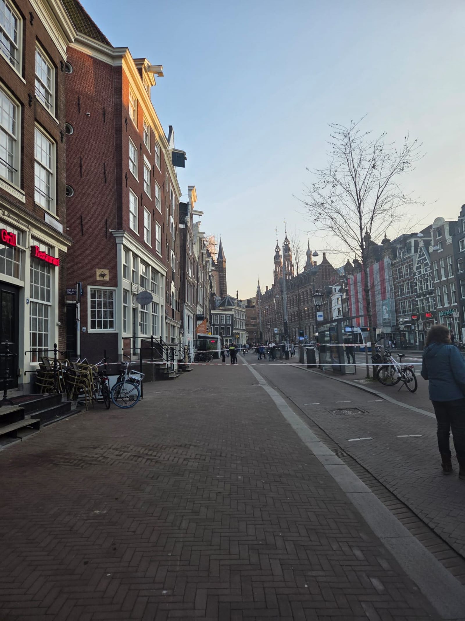 Atac cu cuțitul în Amsterdam: Cinci oameni au fost răniți, iar suspectul a fost arestat