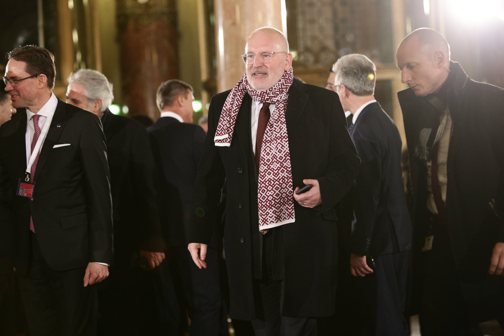 Ce nu s-a văzut la ceremonia preluării Președinției Consiliului UE: brambureală la primirea invitaţilor, aglomeraţie în sală, adversarii politici prietenoși - FOTO