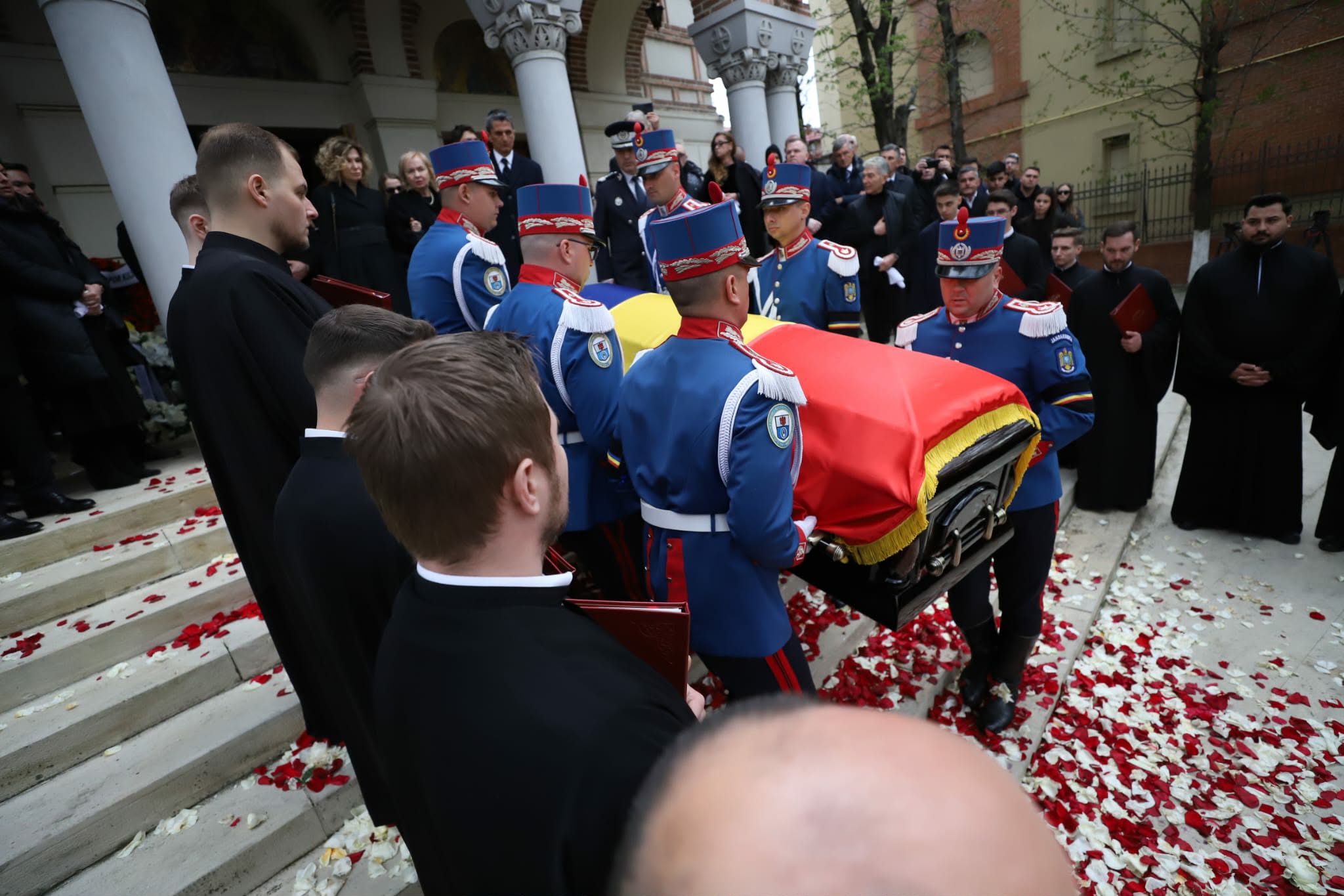 Imagini sfâșietoare la înmormântarea lui Mircea Lucescu. Neli Lucescu, ținută strâns de mână de fiu și sprijinită de noră