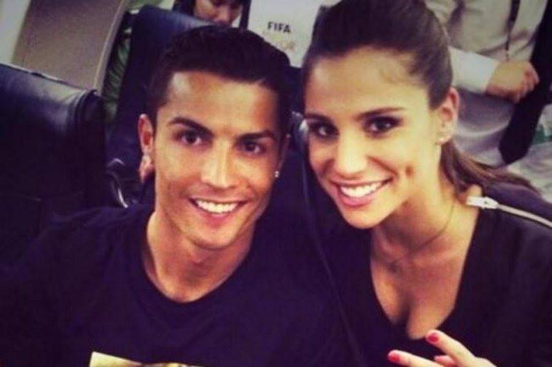 Ce gropițe are fata, pe Chicharito l-a dat gata! Ea este iubita eroului de la Real Madrid. Află cum l-a ”pasat” pe Cristiano Ronaldo / GALERIE FOTO HOT