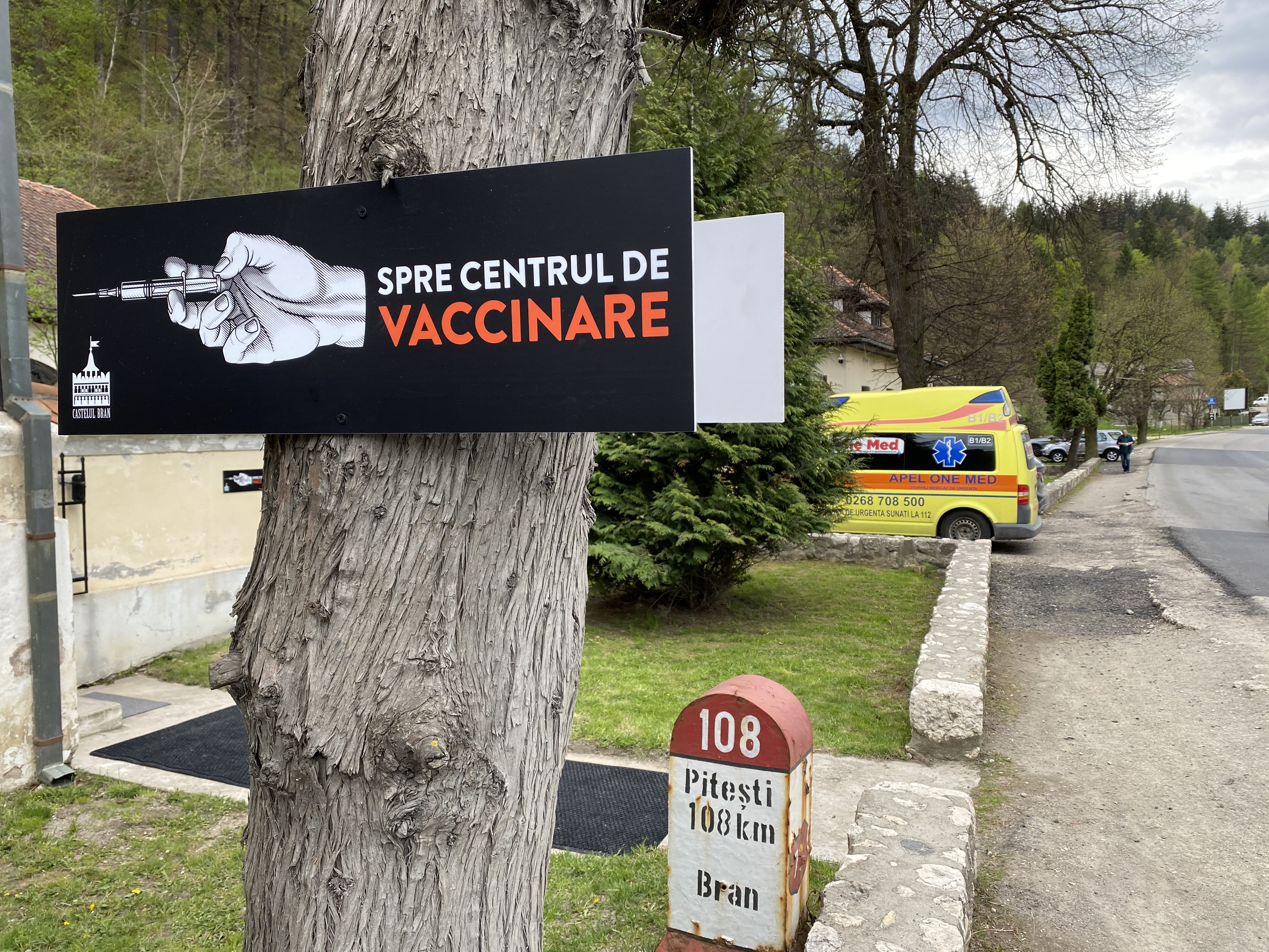 Cum decurge vaccinarea la Castelul Bran. Mai mulți turiști străini, printre cei imunizați
