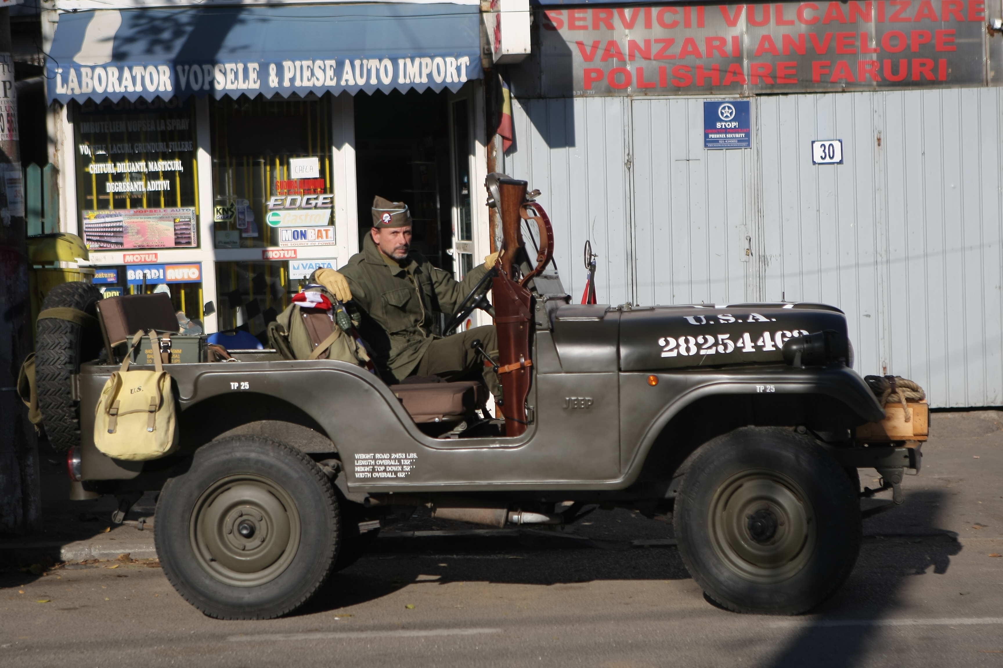 VIDEO | Mecanicul-auto care modifică mașini pentru Airsoft. Incredibil cum le transformă
