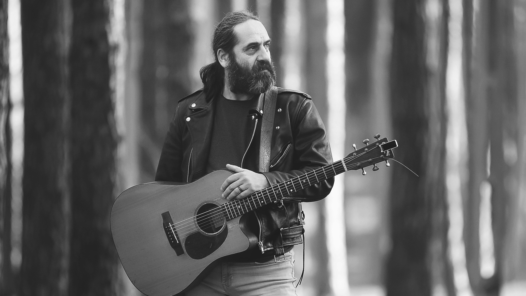 REPORTAJ/ Adrian Bezna, o viaţă de trubadur strecurată printre poezie şi cântec: "Poezia am scris-o când m-am julit la genunchiul sufletului"/ VIDEO