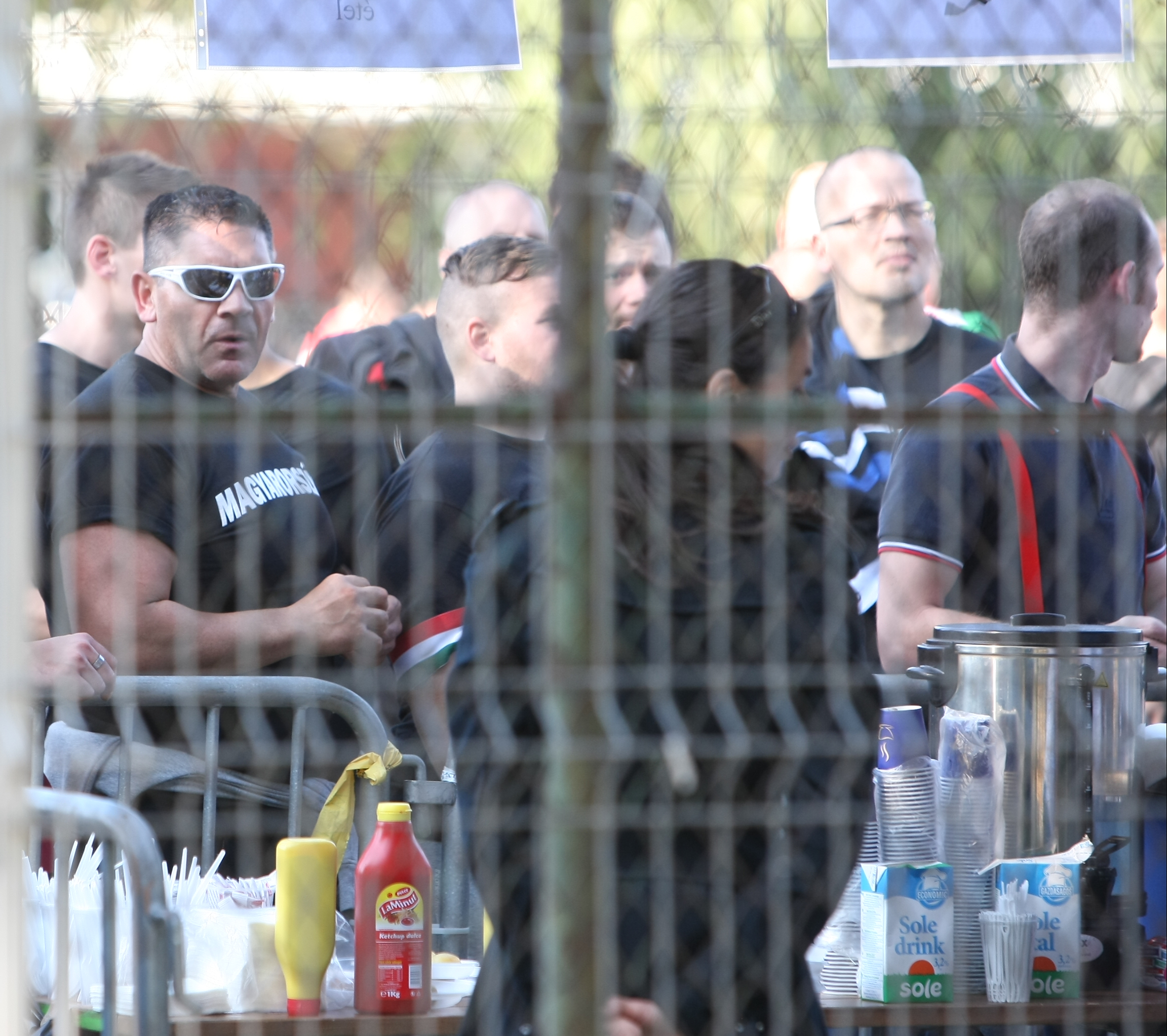 GALERIE FOTO / Suporterii maghiari sunt păziţi de poliţişti, la fan-zone-ul de la Electroaparataj