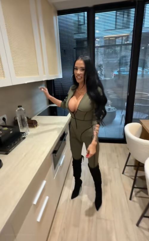 Imagini din apartamentul în care locuiește Daniela Crudu. Doar o oglindă a costat 7.000 de lei