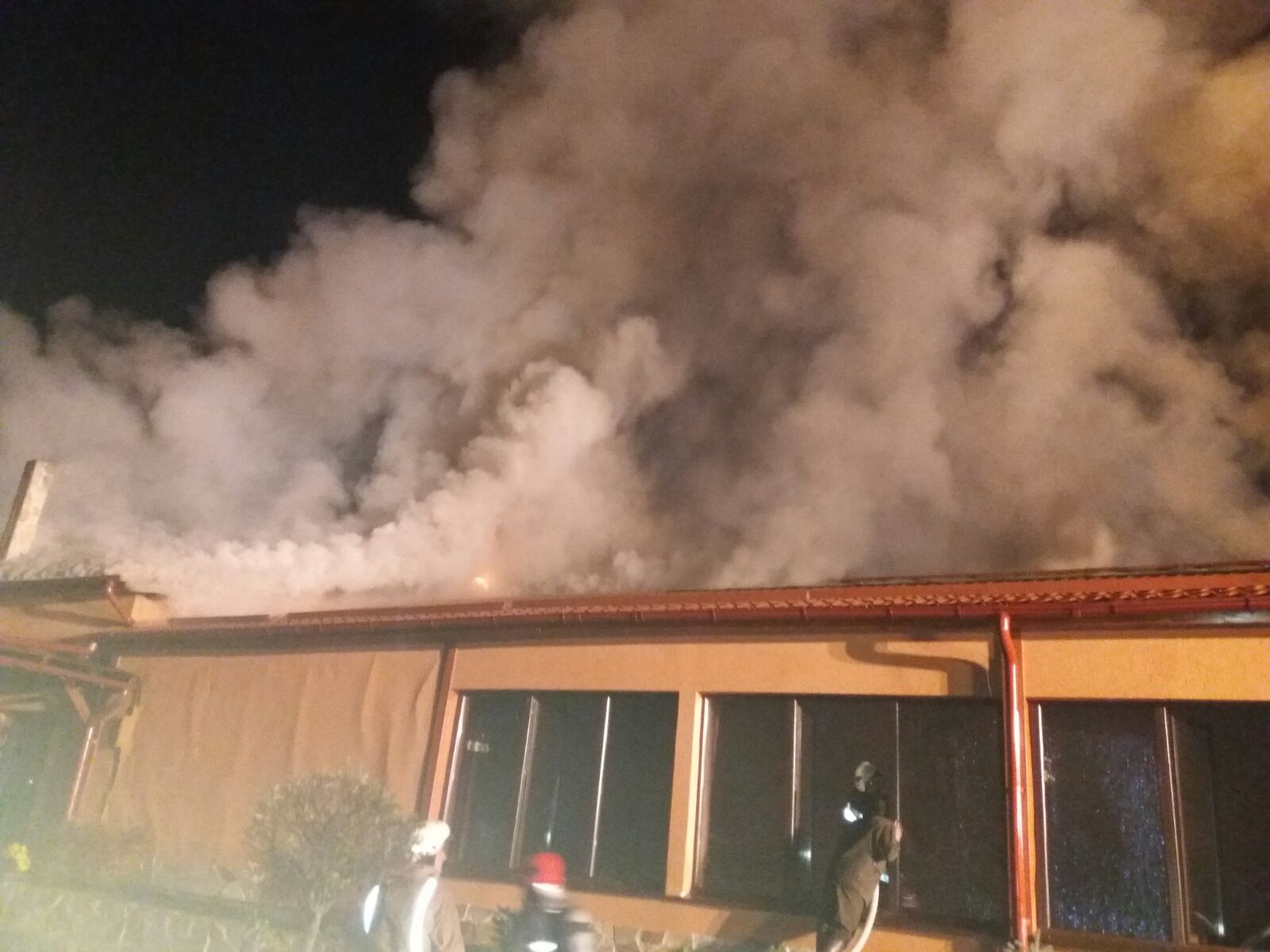 UPDATE: Incendiul de la un hotel din staţiunea Sovata a fost localizat. Focul a izbucnit în sauna unității, care a ars aproape în întregime| GALERIE FOTO