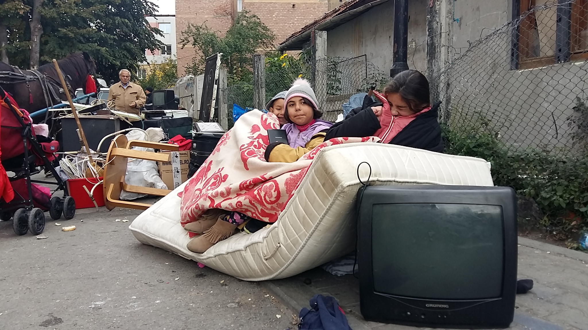 VIDEO REPORTAJ/ Evacuare cu scandal din blocul "Turturica", la Alba Iulia: „Suntem aruncaţi în stradă ca nişte şobolani”| GALERIE FOTO