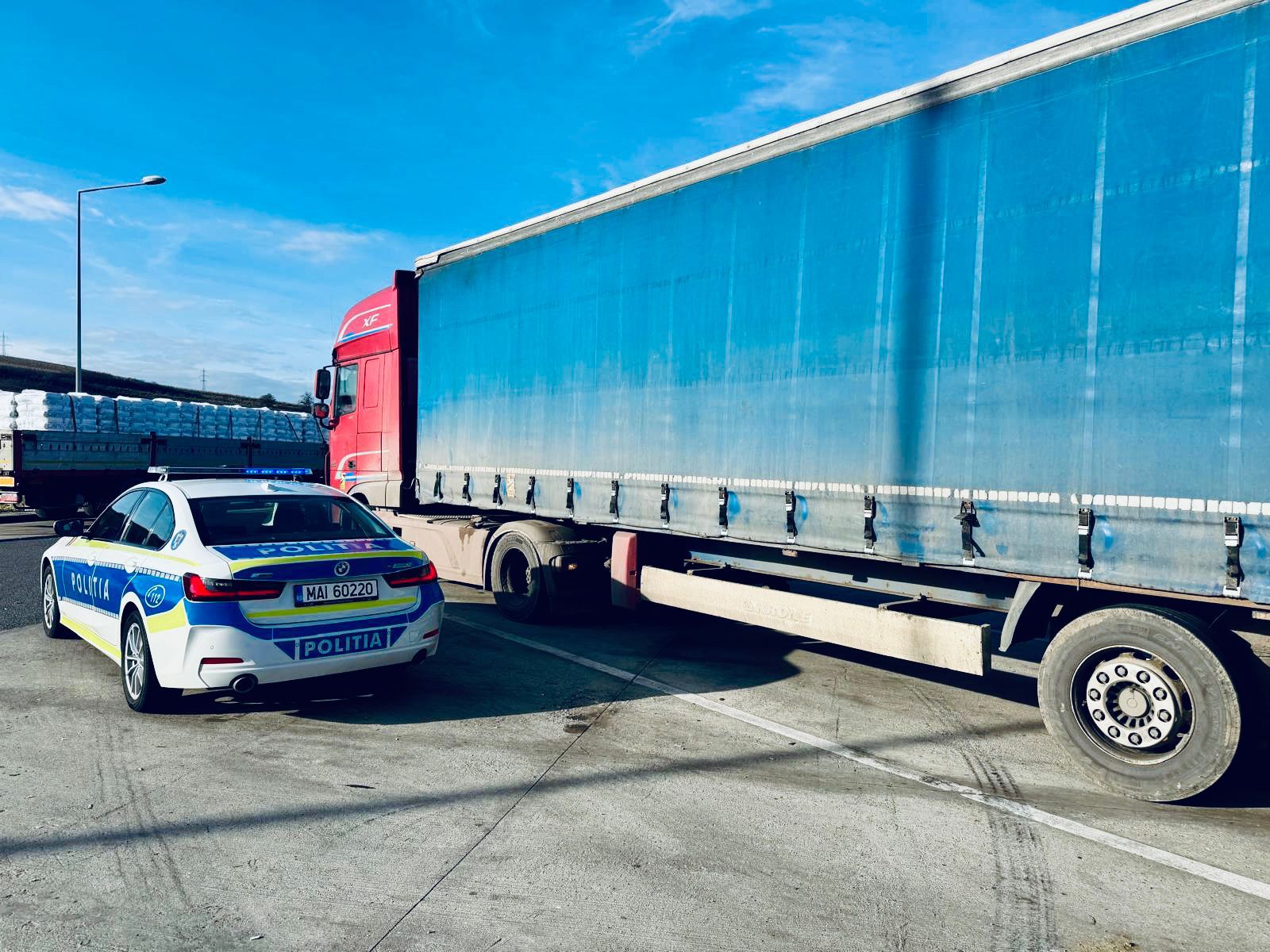 Sute de șoferi români de TIR, prinși cu „magnetul” și „telecomanda” la tahograf, într-o săptămână