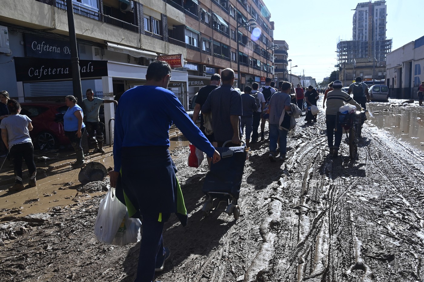Opt oameni au murit în clădirea în care au fost găsiți fără viață doi români și fiica lor, în Valencia. Imagini de la locul tragediei