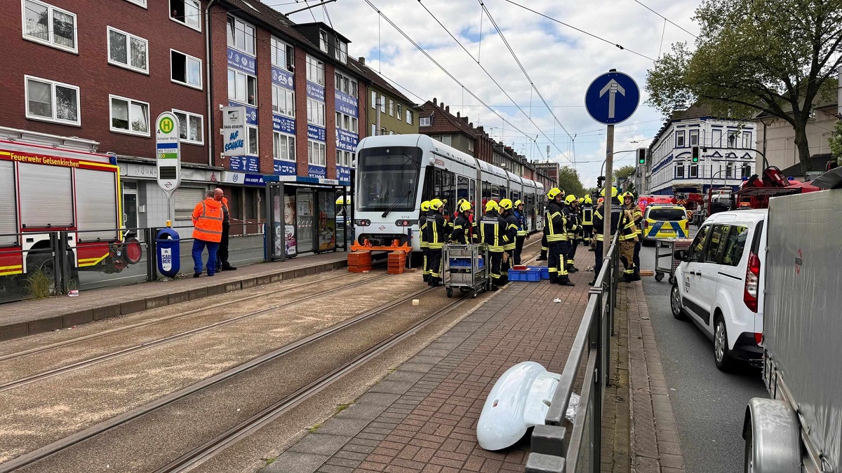Rudele băiețelului român de 8 ani ucis de tramvai în Germania, supravegheate de polițiști: „Ei plâng altfel decât noi, germanii. Încercăm să-i lăsăm să facă asta”