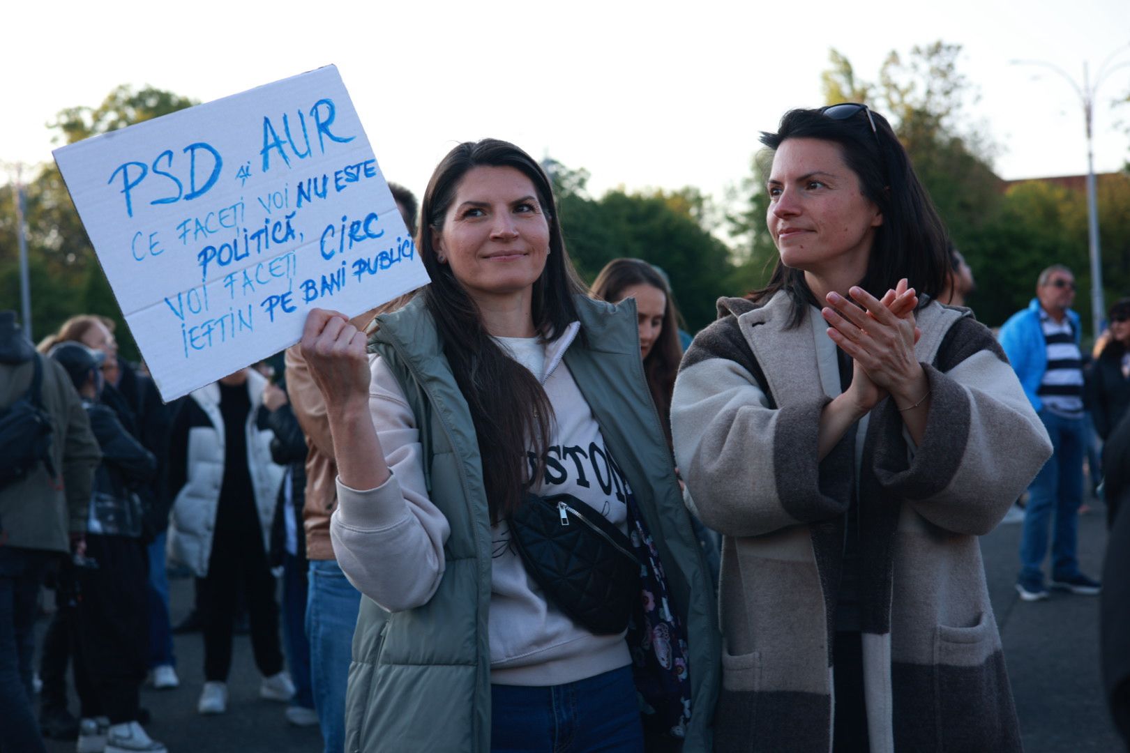 Miting în Piața Victoriei pentru susținerea lui Ilie Bolojan, înaintea moțiunii de cenzură: „AUR și PSD, aceeași mizerie”. Mesajul transmis de premier