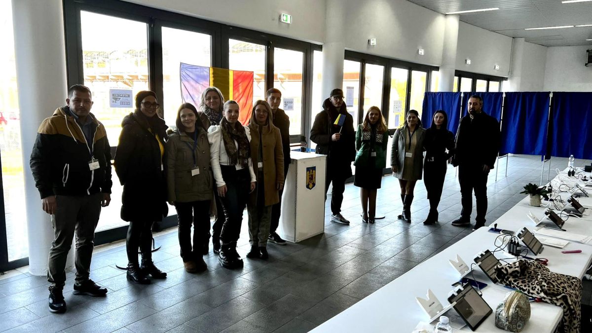 Imagini cu românii care au votat în diaspora la alegerile prezidențiale. Cel mai vârstnic alegător are 100 de ani