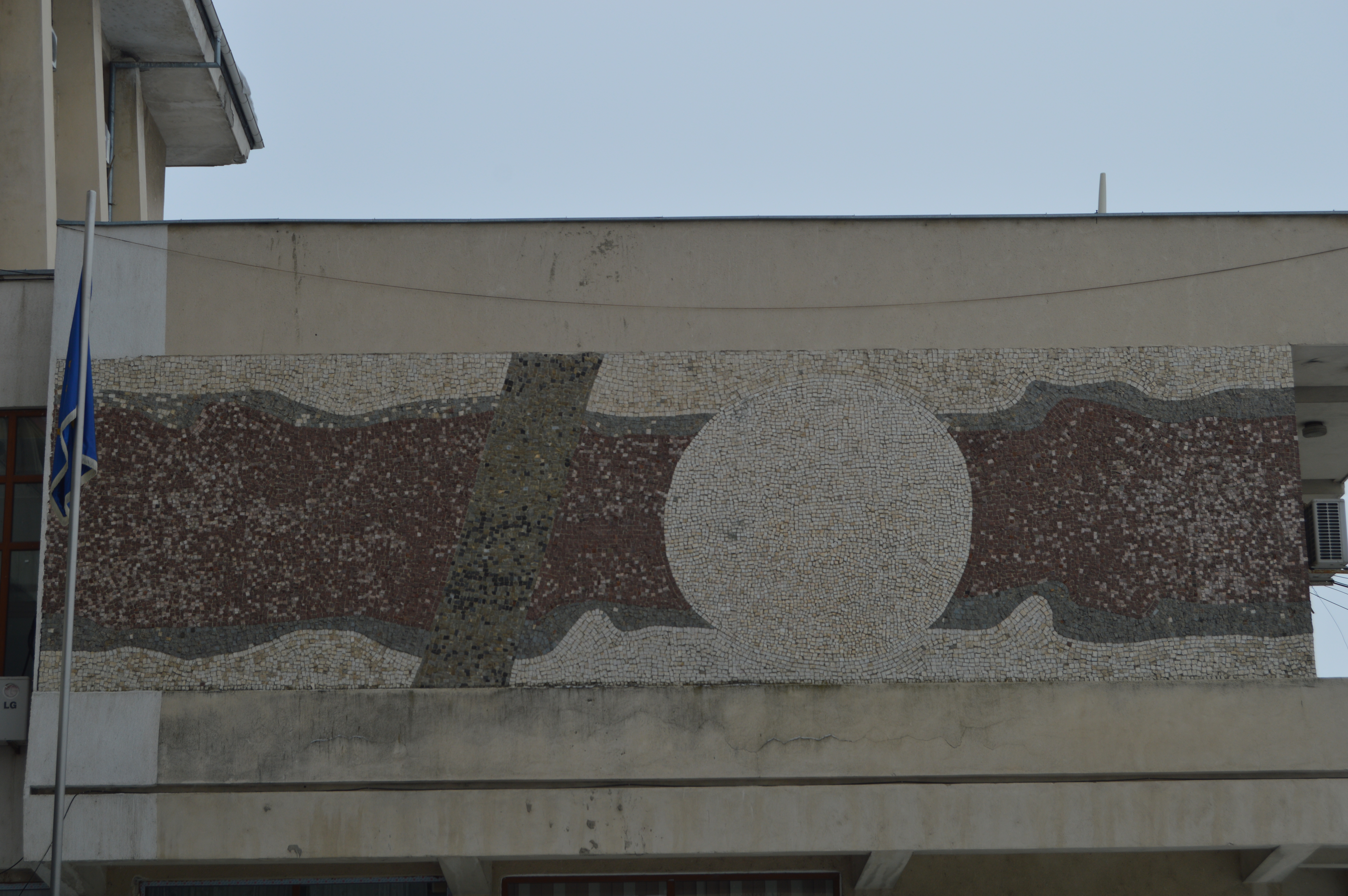 FOTO/ Secera și ciocanul, simbolurile comunismului, dăinuie pe holurile Consiliului Județean Vaslui. ”Sunt expresii ale realismului socialist în artă”