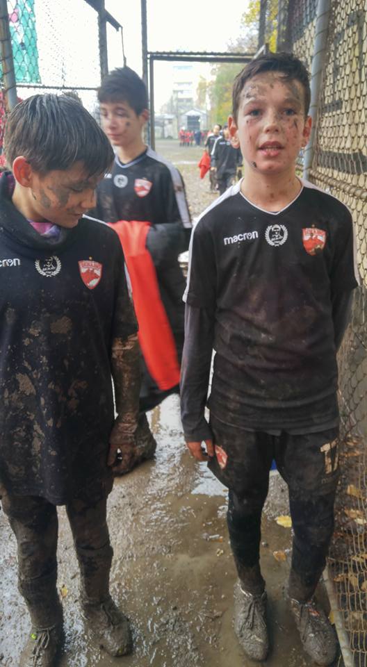 UPDATE. FRF se laudă cu loturi de Elită, dar juniorii joacă prin noroaie. Antrenor revoltat, amendat de AMFB | GALERIE FOTO