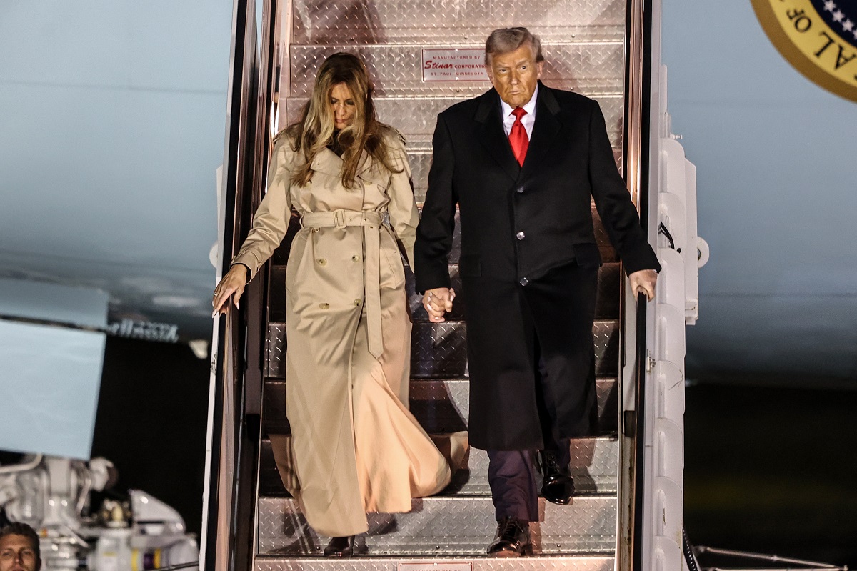 Cât costă trenciul Burberry purtat de Melania Trump la sosirea în Marea Britanie. A făcut o alegere vestimentară stilată și scumpă