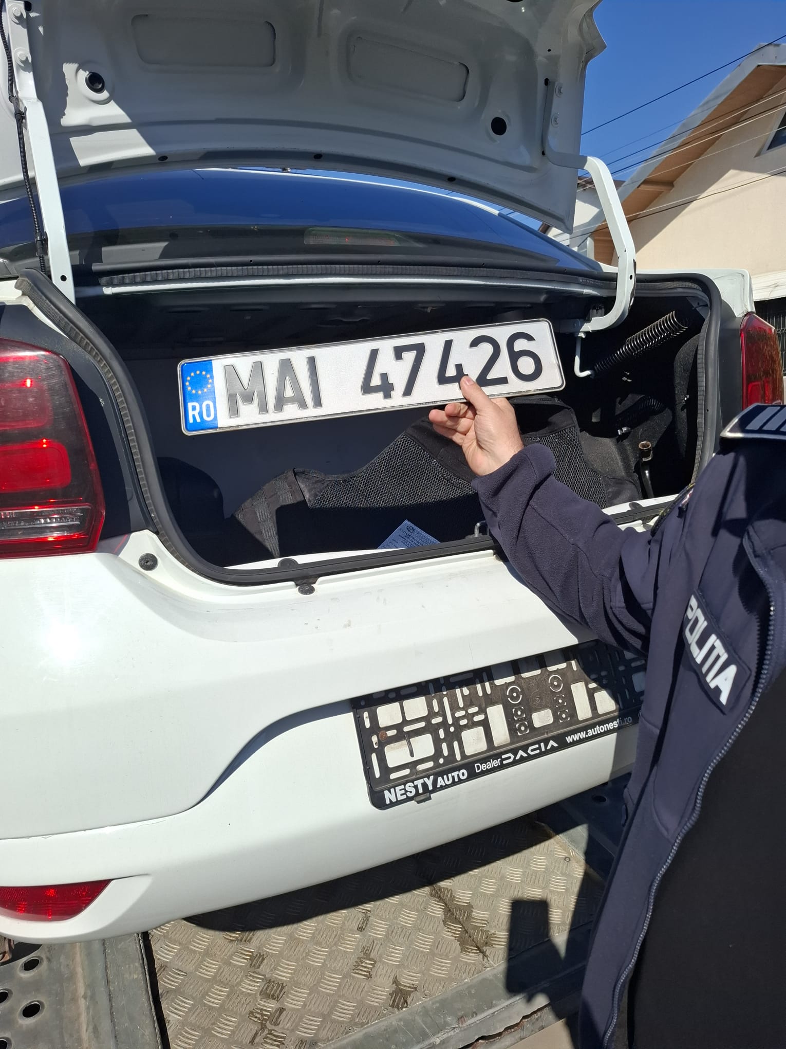 Șoferița lovită de mașina poliției în care erau doi suspecți reținuți acuză că autospeciala nu are RCA și nici nu avea semnalele acustice și luminoase pornite