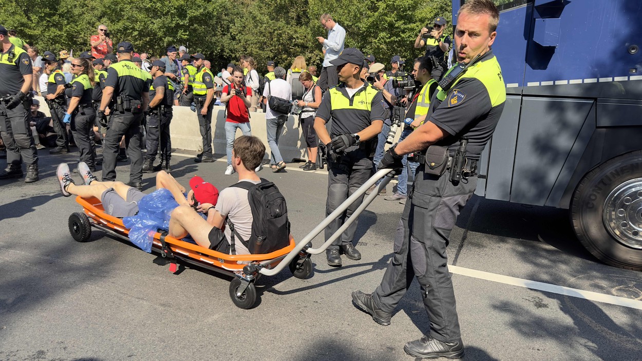 Poliția din Olanda a pus tunurile de apă pe activiștii de mediu care au blocat o autostradă. 2.400 de oameni, reținuți