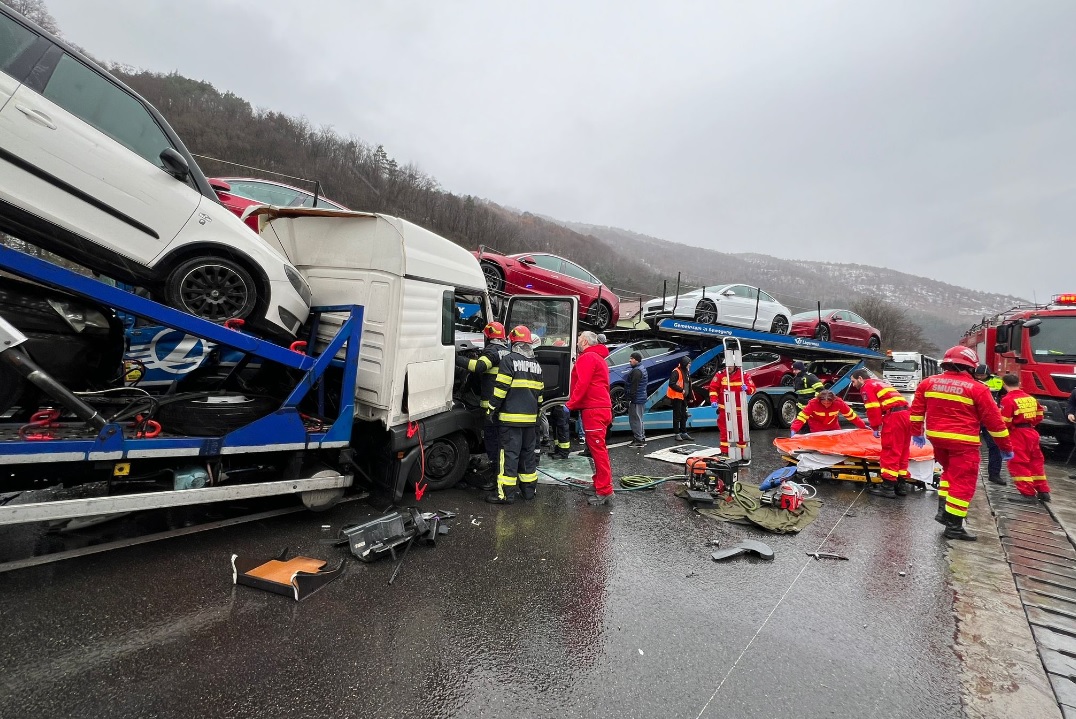 Două platforme auto s-au ciocnit pe Valea Oltului. Una dintre ele transporta maşini Tesla