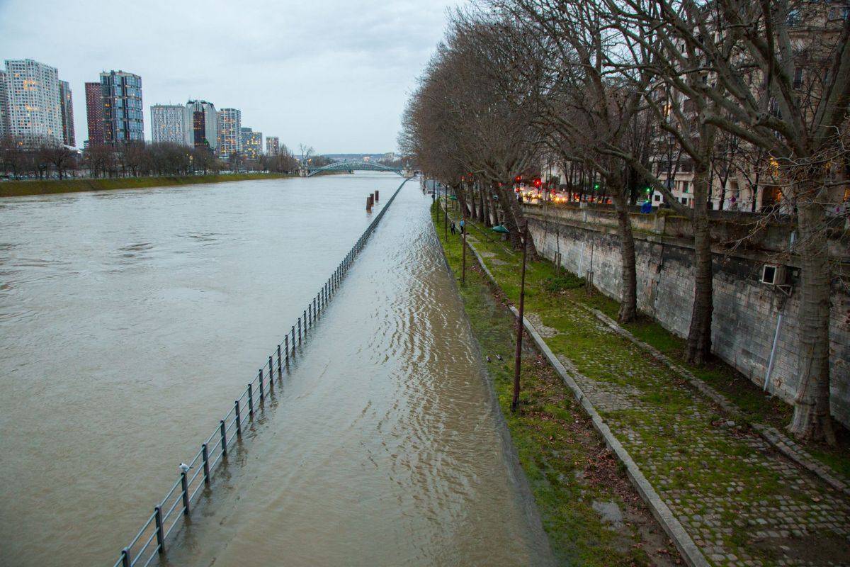 Imagini de coșmar pentru parizieni, după ce nivelul fluviului Sena a crescut alarmant
