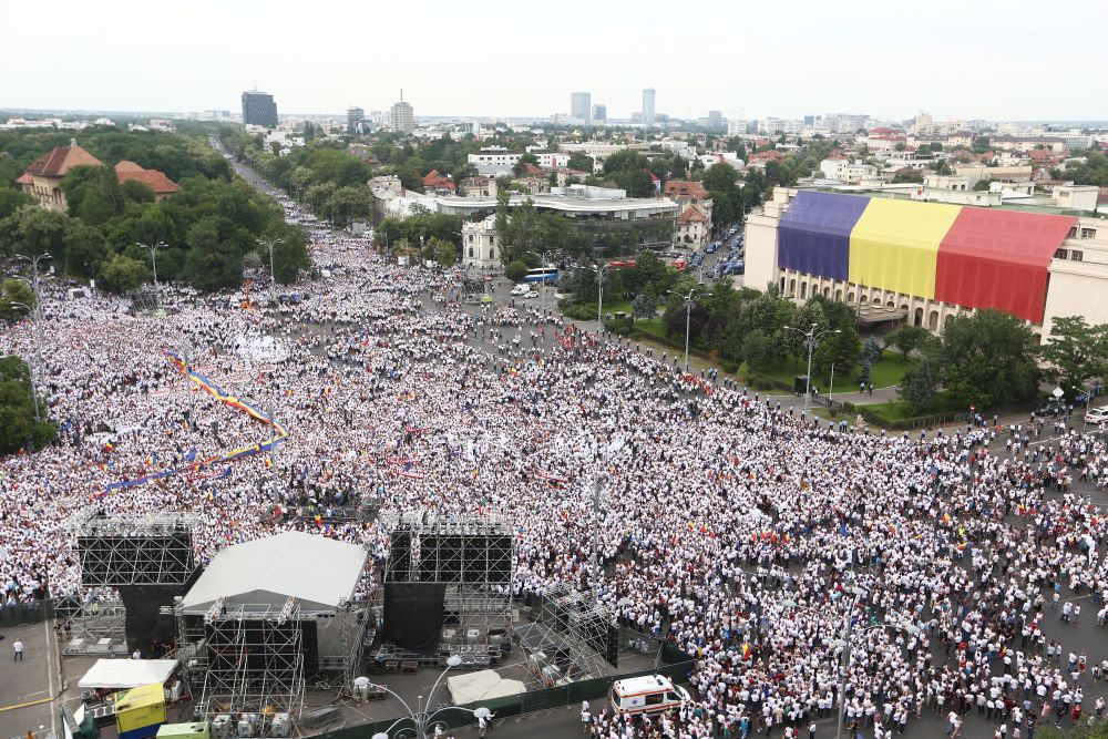 FOTO&VIDEO / Cum s-a desfăşurat mitingul PSD. Peste 100.000 de oameni au umplut Piaţa Victoriei