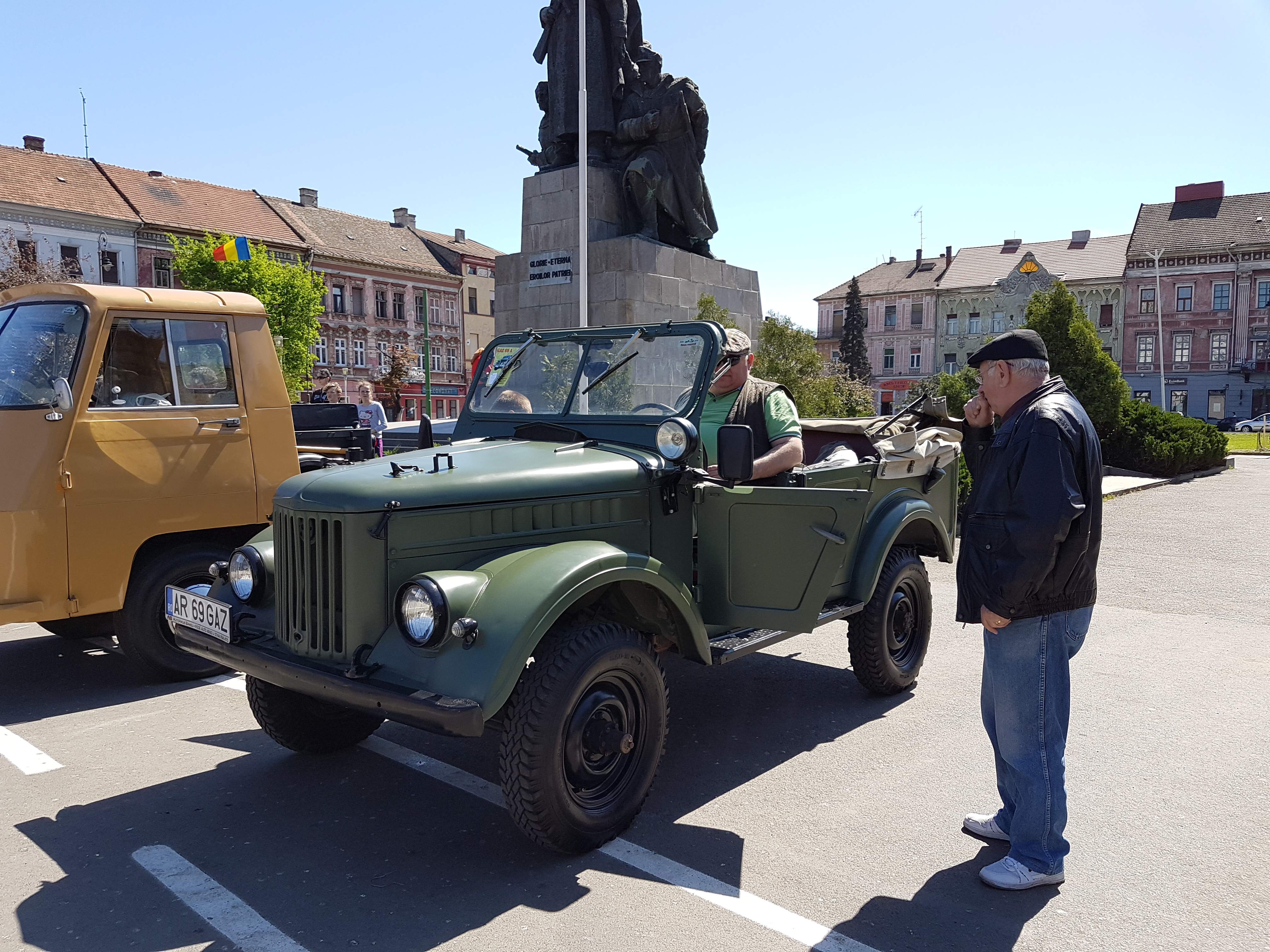 "Retro Parada Primăverii" organizată în zeci de oraşe din ţară! GALERIE FOTO