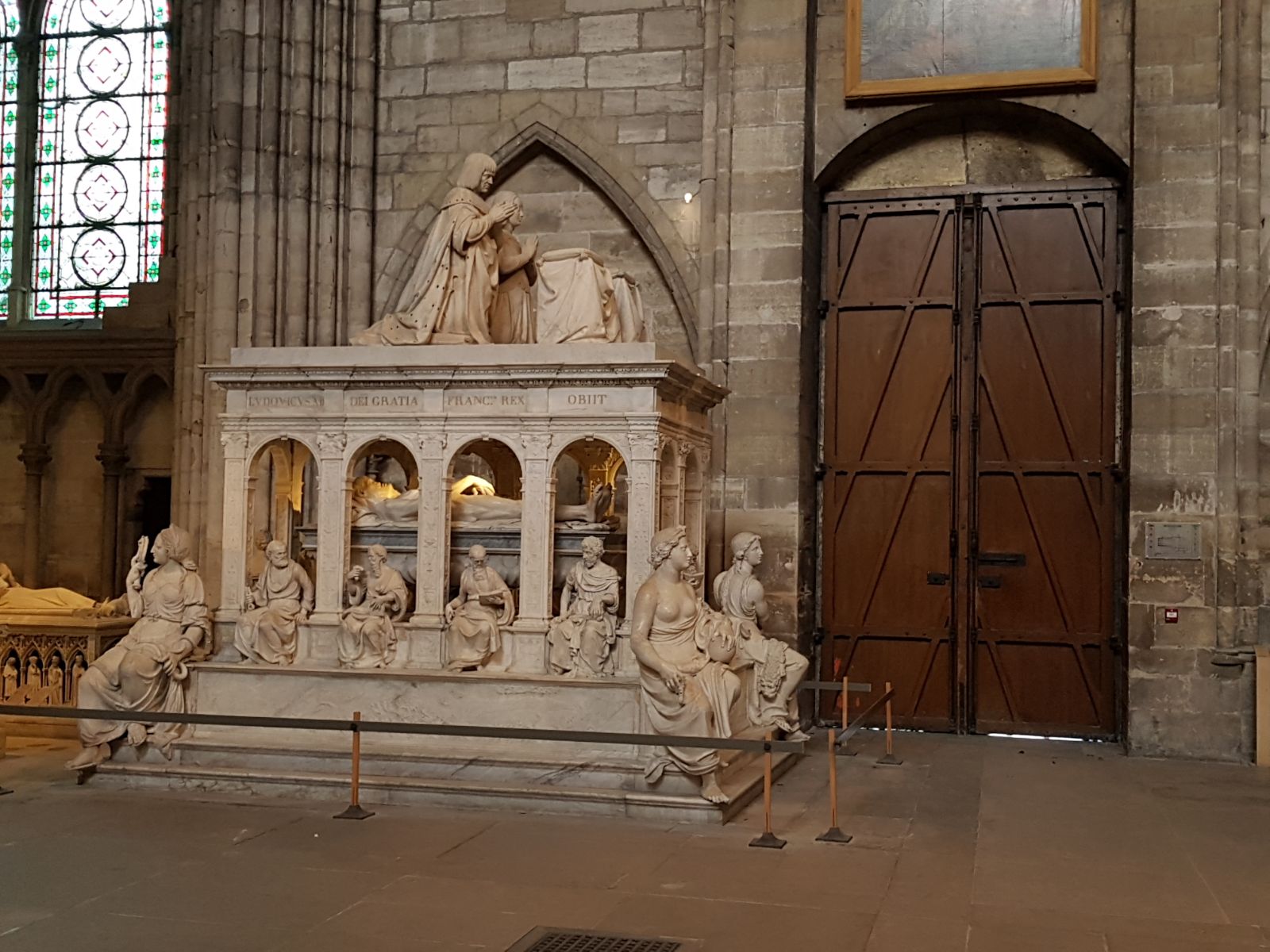 FOTO/Târgul de Crăciun din Saint-Denis - Paris are puțin din farmecul românesc. Un artizan francez imprimă haine cu imagini din București