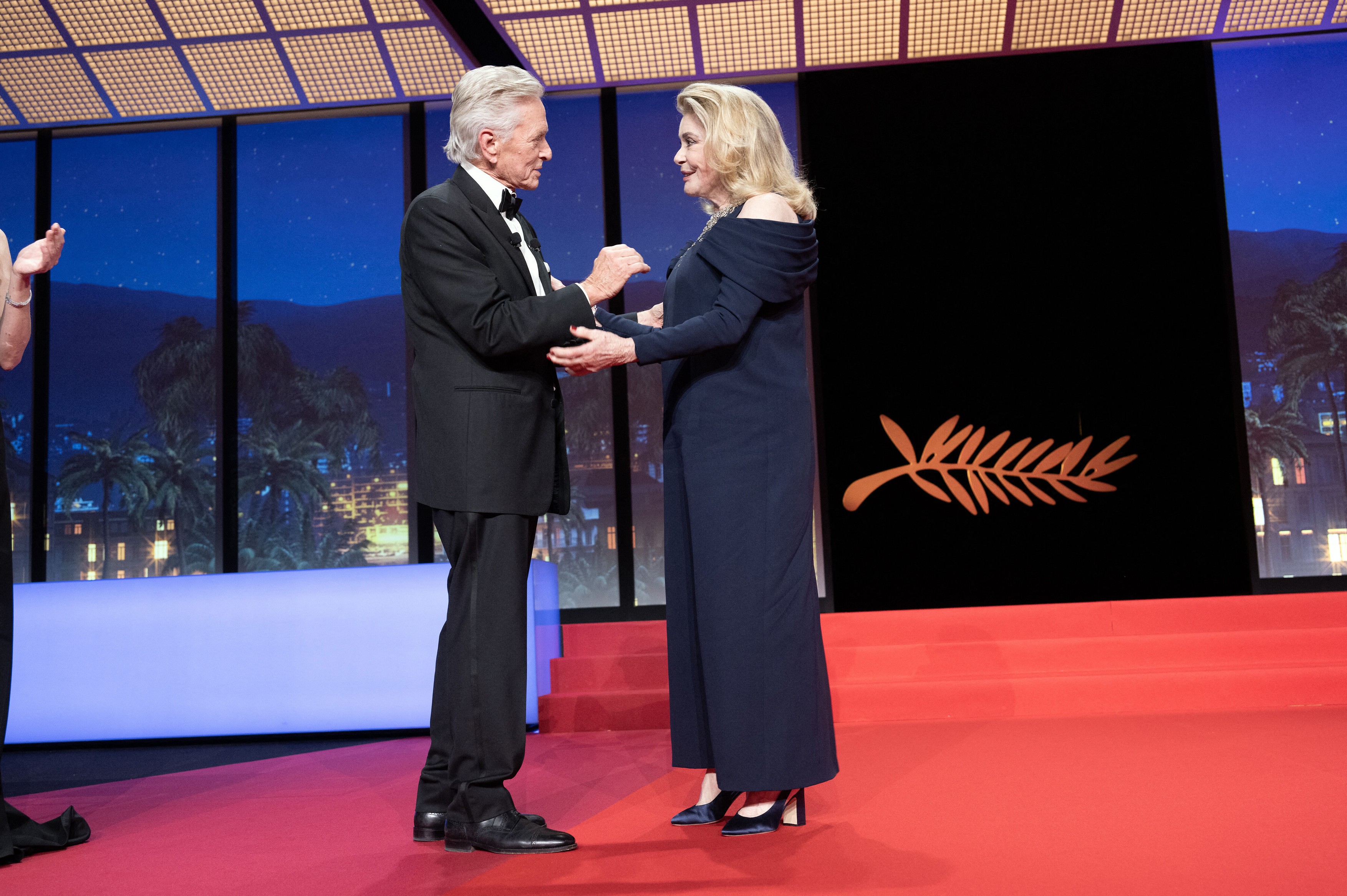 Corespondență de la Cannes: Emoționată de poemul despre Ucraina rostit pe scenă, Catherine Deneuve a uitat să deschidă festivalul 