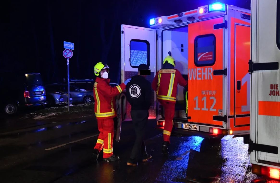 VIDEO | Audi RS 5 rupt în două și ars complet, în centrul Berlinului. Doi tineri morți, șoferul a ieșit nevătămat din bolidul de lux