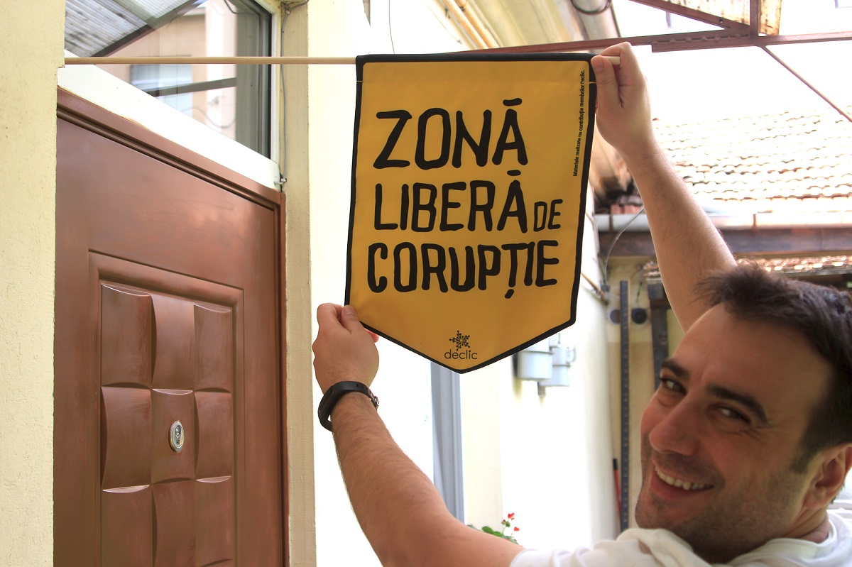 Peste 1.000 de români și-au pus pe case mesajul ”Zone libere de corupție”. Ce vor să transmită