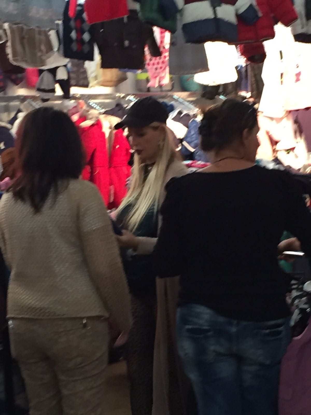 EXCLUSIV. Andreea Bănică are o ditamai burtica! Cântăreața s-a rotunjit vizibil în cea de-a șaptea lună de sarcină