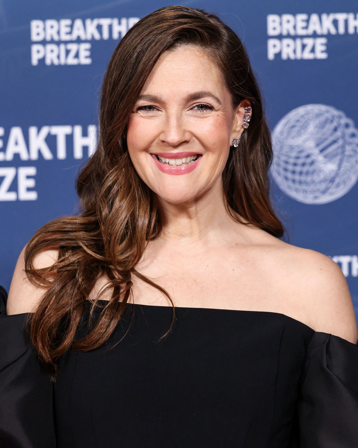 Drew Barrymore dezvăluie secretul îmbătrânirii frumoase, după ce și-a făcut prima operație estetică la 17 ani: „Văd că am gât de curcan”