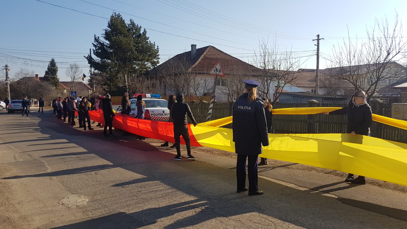 FOTO/ Tricolor de 200 de metri confecționat de elevii unei comune din Buzău, purtat pe străzi de Ziua Națională