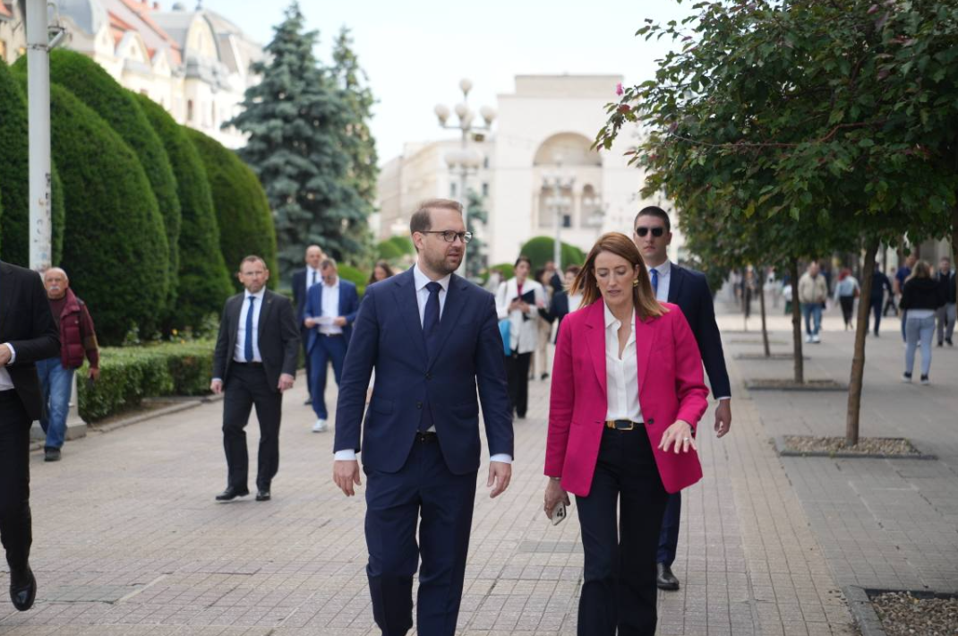 Roberta Metsola s-a plimbat în Timișoara alături de Dominic Fritz: „I-am arătat semnele gloanţelor care au mai rămas pe clădirile noastre” 