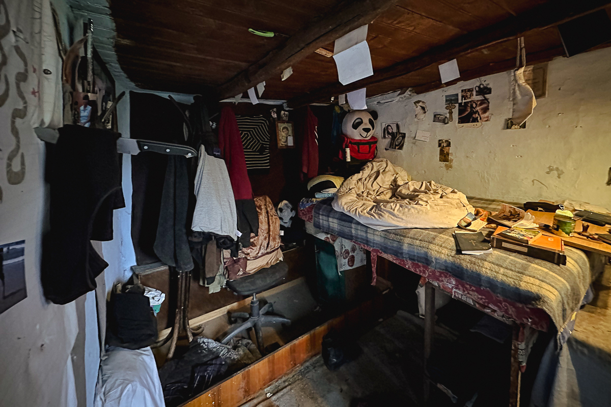 REPORTAJ. Într-un sat la 80 km de București, un tânăr cu o boală psihică, înstrăinat de părinți și de societate, se zbate să supraviețuiască: „Ieri am mâncat un ou”