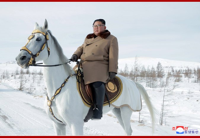 Kim Jong Un, călare pe un cal alb, pe muntele sacru al Coreei de Nord. Imaginile misterioase care prevestesc un anunț major
