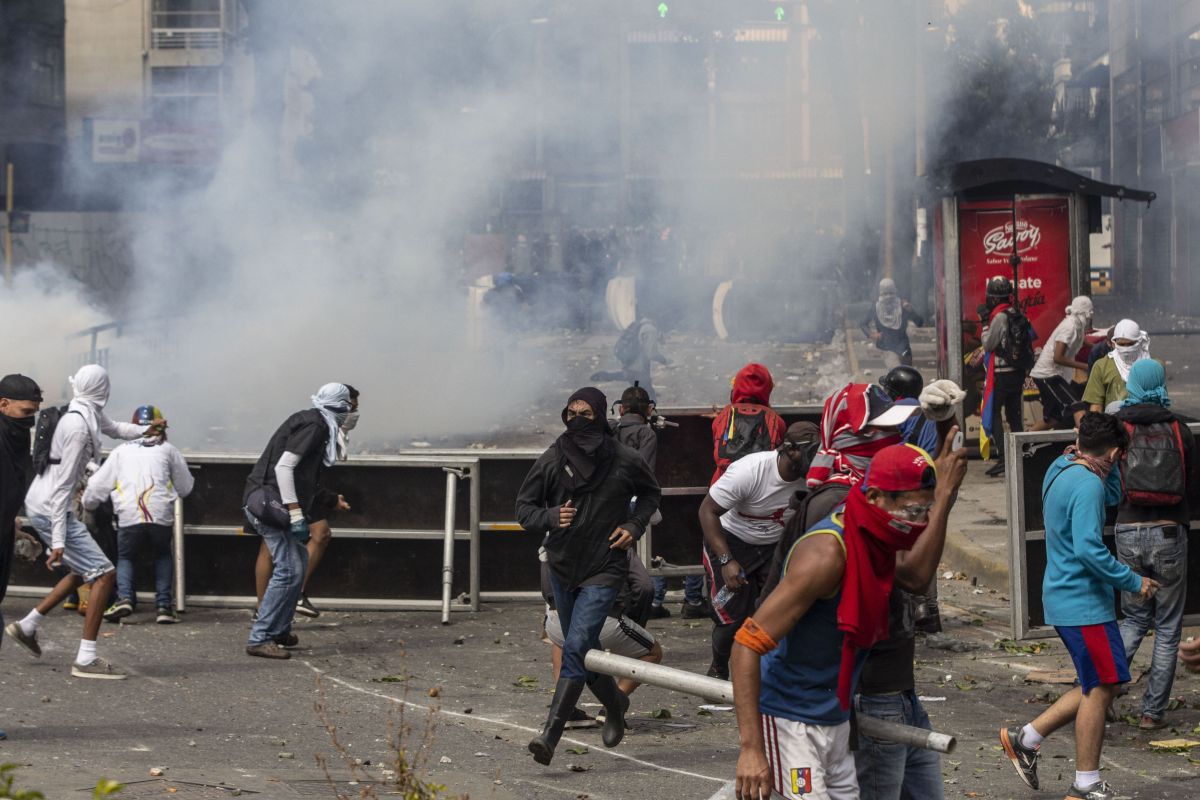 FOTO | Violențe în Venezuela după ce Juan Guaido s-a autoproclamat președinte. Cel puțin șapte persoane au murit în confruntările cu forțele de ordine