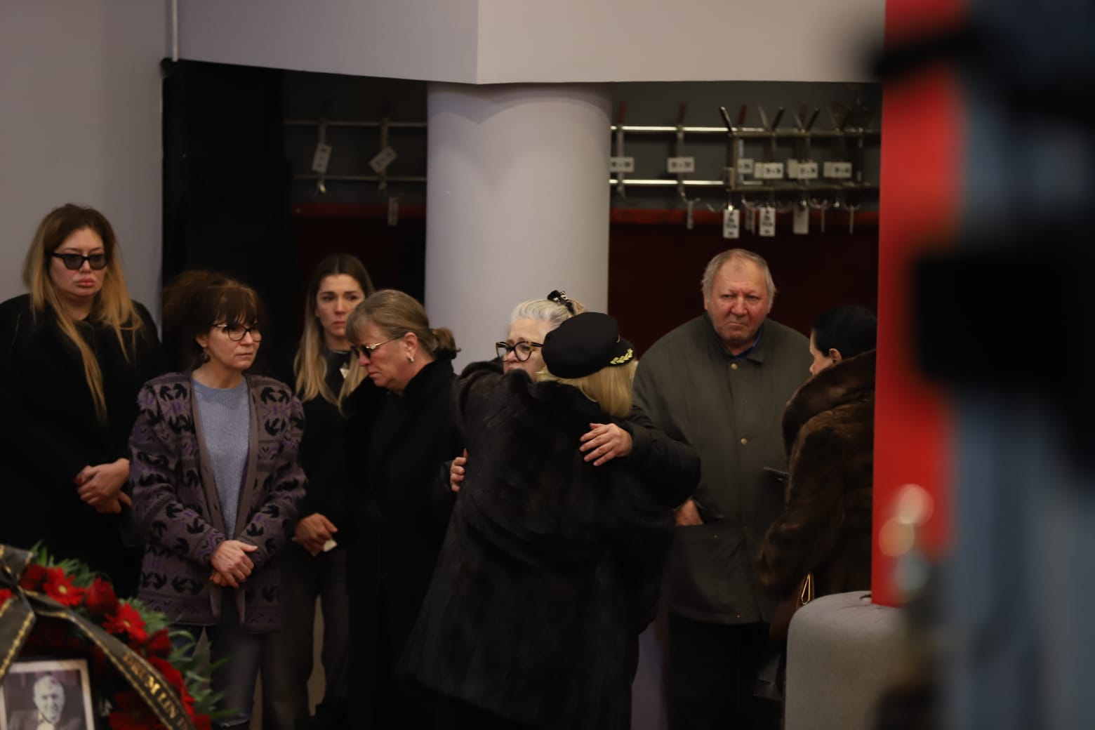 Imagini de la priveghiul lui Mircea Diaconu. Soția și fiica plâng lângă sicriul actorului EXCLUSIV