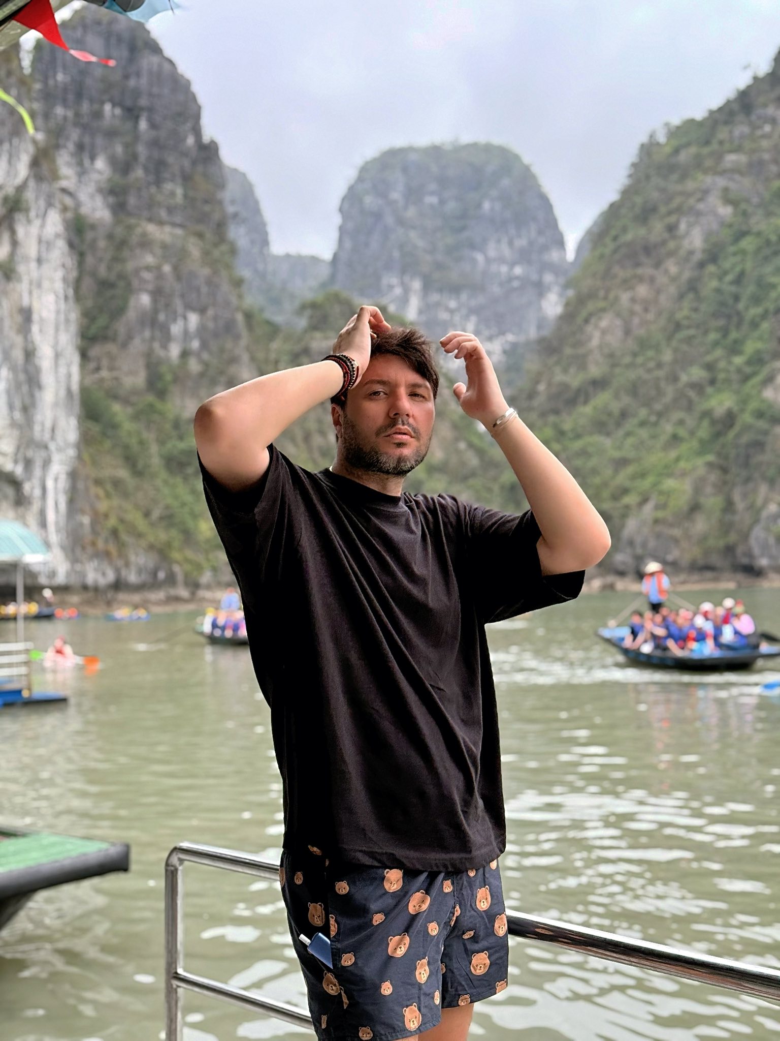 Semifinalistul de la „Te cunosc de undeva” și-a făcut o prietenă atipică în Vietnam. „Oameni crescuți la oraș se uitau la ea cu jind”/ VIDEO EXCLUSIV