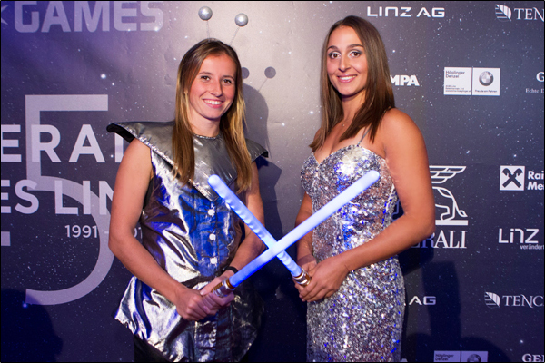 Două fete cucuiete. Jucătoarele de tenis din România au simulat Războiul Stelelor