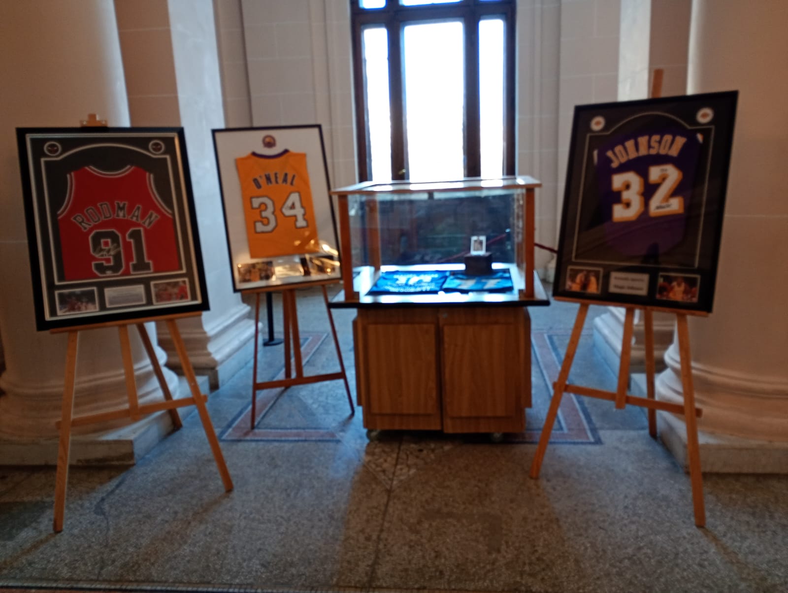 Raiul tricourilor cu autograf, de la Cristiano și Messi, la Ronaldo, Maradona sau Pele: „Expoziție cu piese-unicat, la Ploiești”