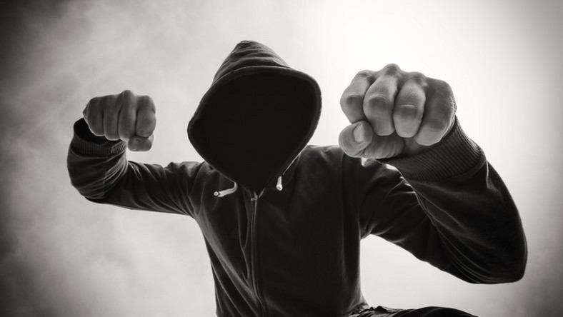 Pokoli balhé volt Csepelen! 8 millió forintot cipelt szatyorban egy nő, lefújták gázsprayvel és mindenét elvették