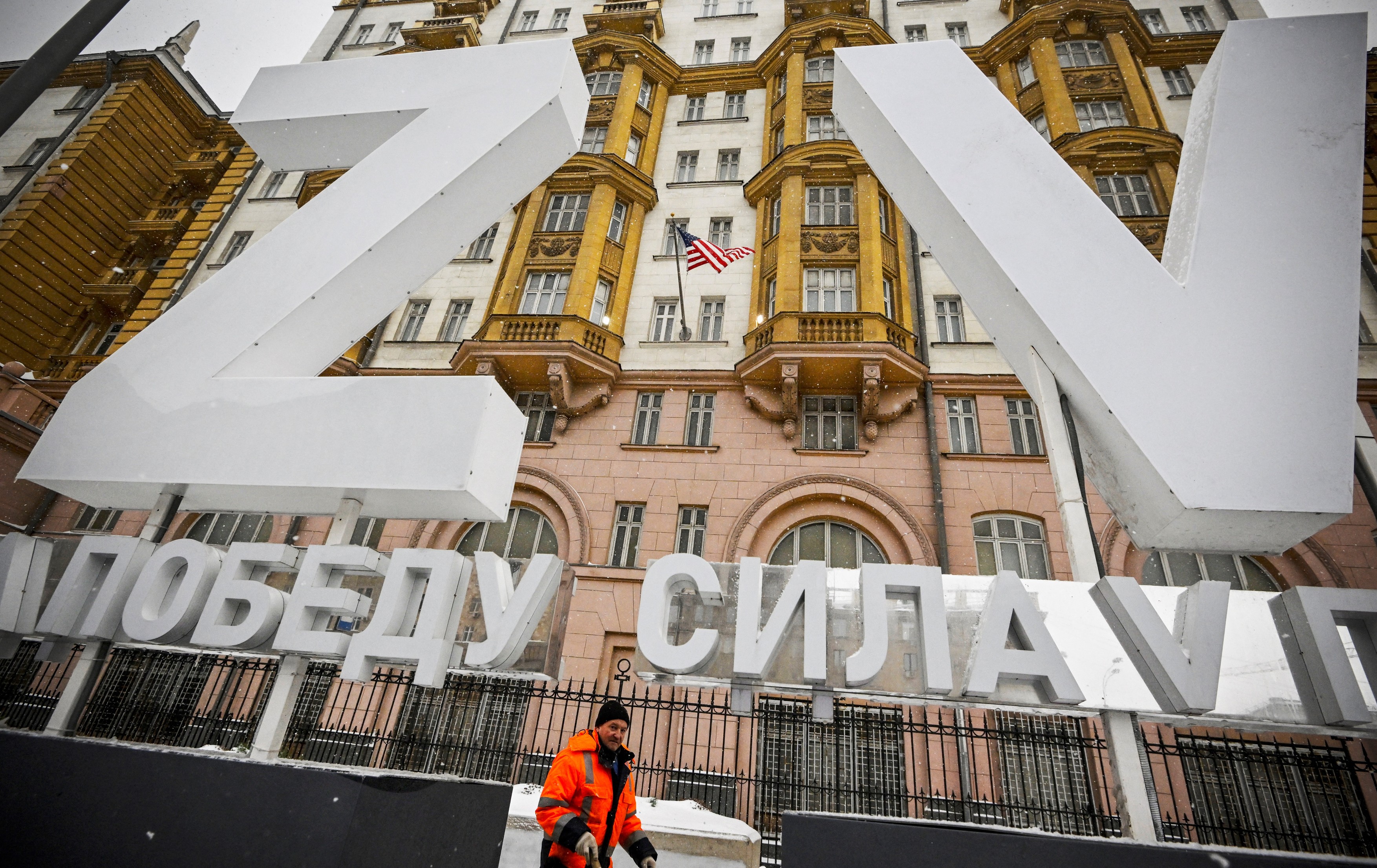 Două litere uriașe „Z” și „V”, simbolurile ofensivei militare rusești din Ucraina, amplasate în fața Ambasadei SUA din Moscova | FOTO