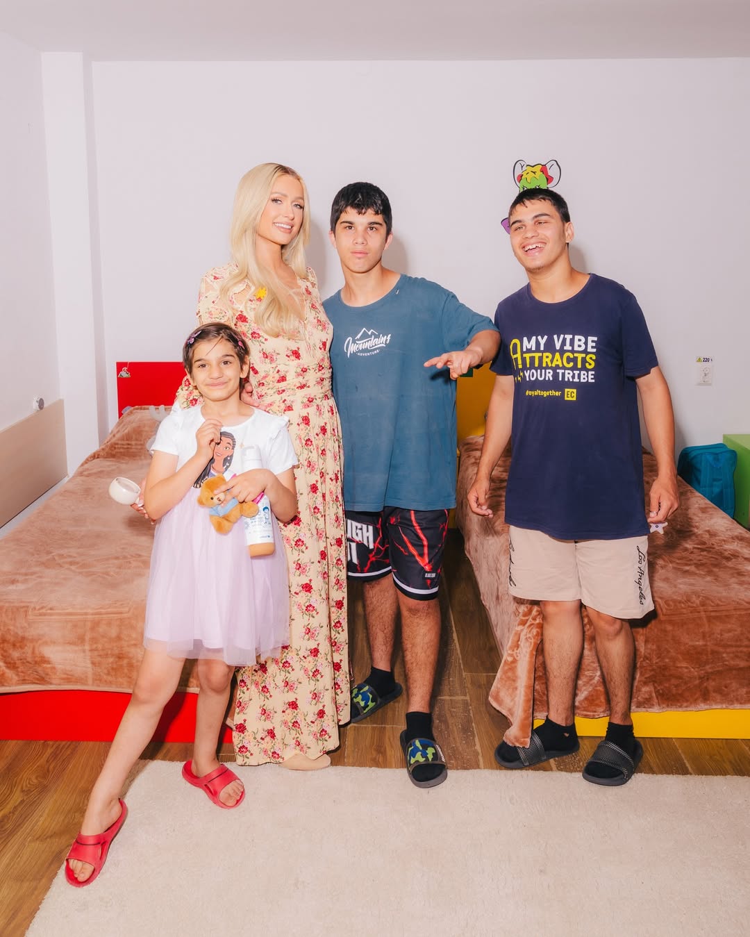 Paris Hilton a ajutat copiii nevoiași din Craiova. Primele declarații ale vedetei: „Am văzut cum arată speranța adevărată”