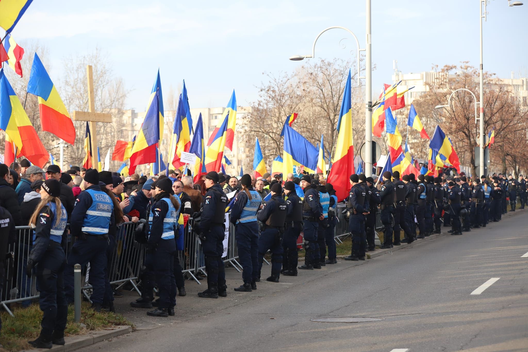 Călin Georgescu i-a chemat la București să protesteze în numele lui, iar el a plecat din țară. Primele imagini cu susținătorii ajunși în Capitală